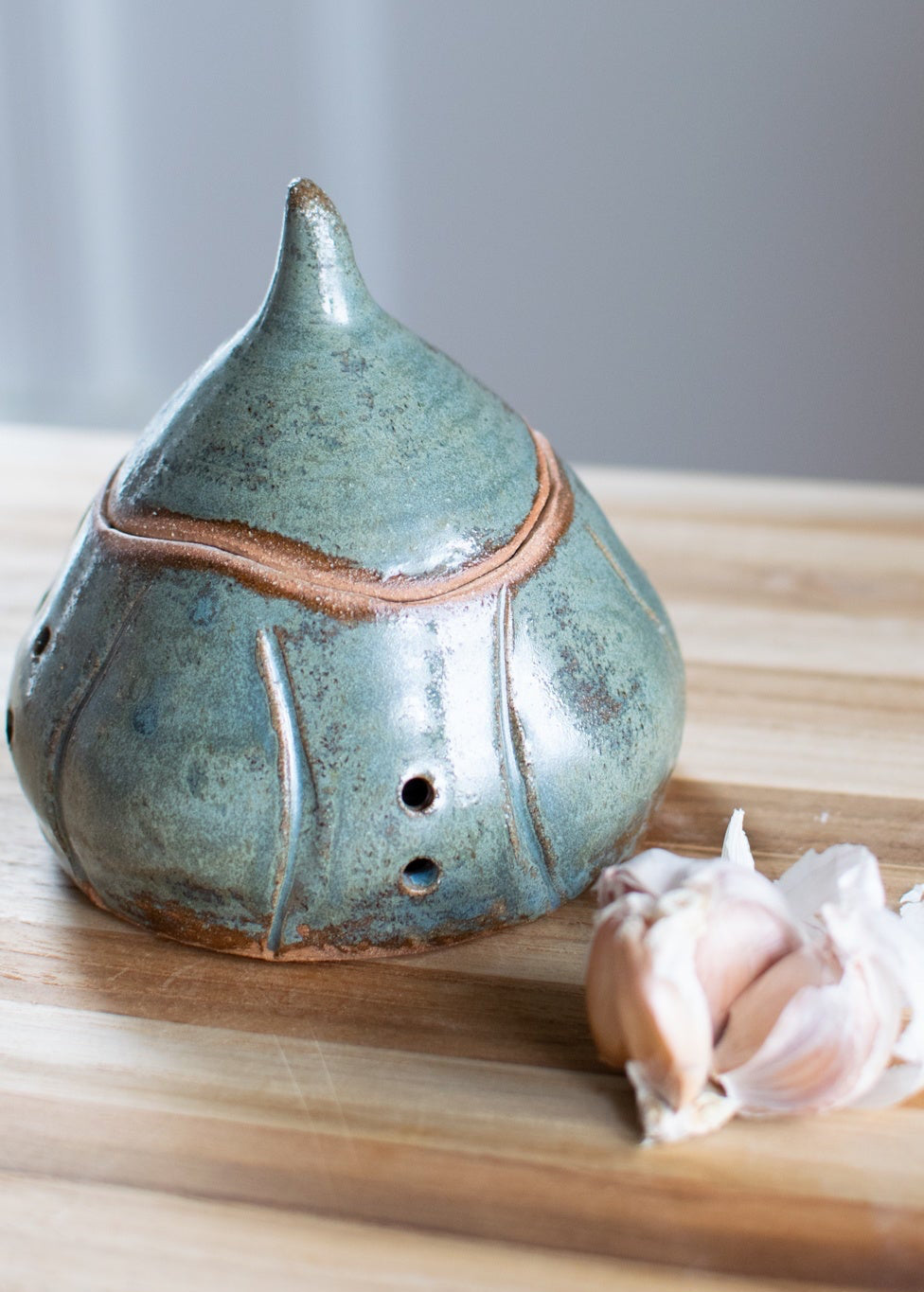 Sculpted Garlic Keeper - Old World