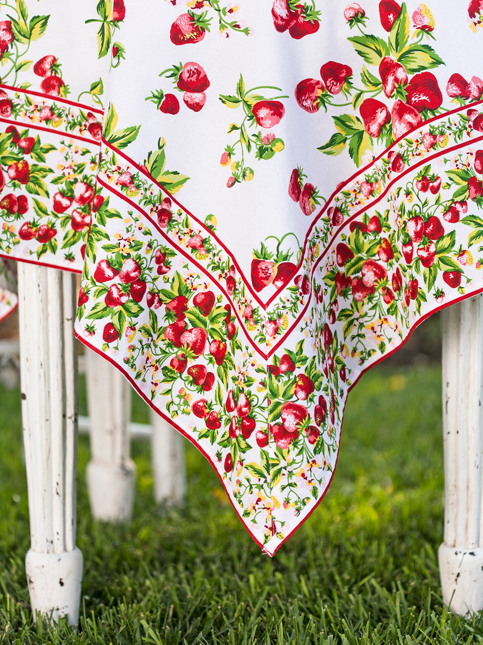 April Cornell Strawberry Basket Tablecloth - 60x90"